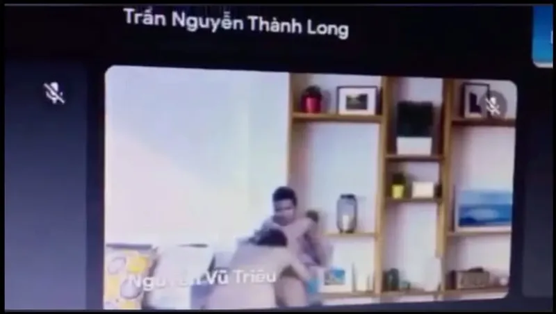 Học online quên không tắt camera lộ cảnh bồ đang mút mút